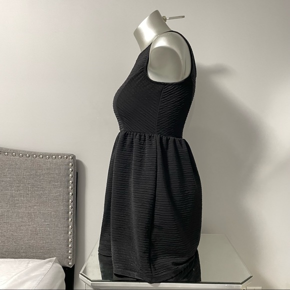 One Clothing Sleeveless Dress - Picture 3 of 10